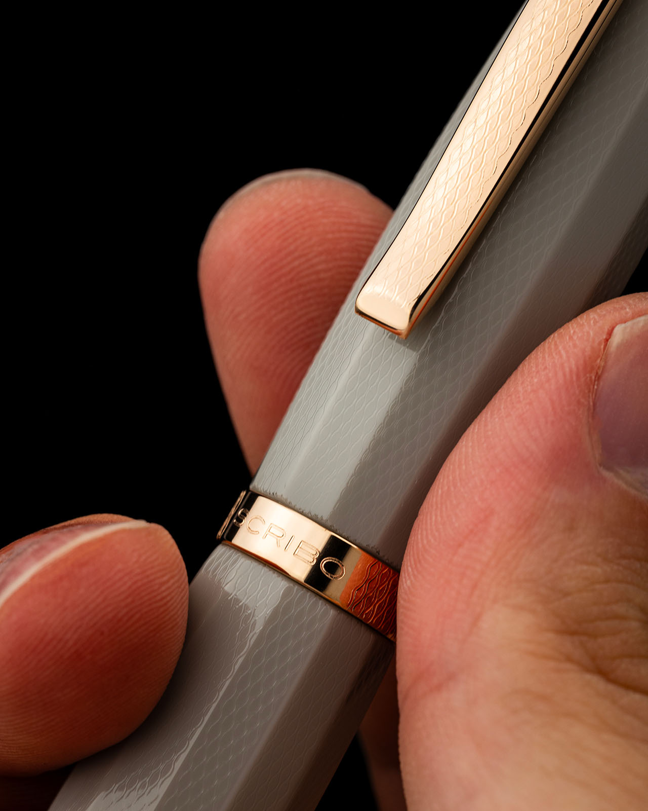 FEEL Dandy in hand_4