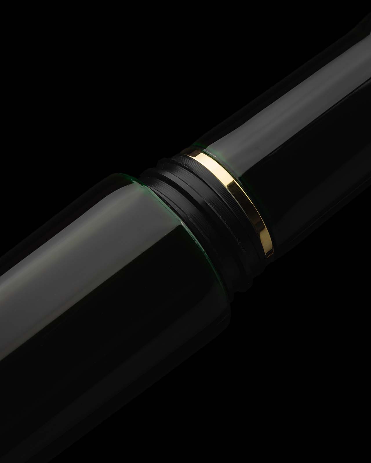 SCRIBO-hane-kuro-gold-central